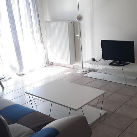 Central Apartments Eretria Bagian luar foto