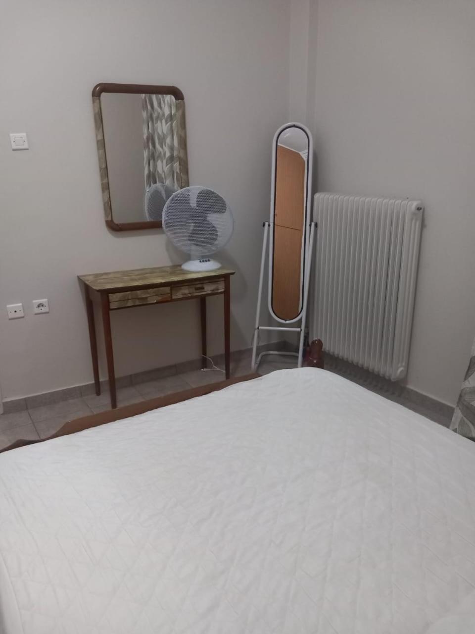 Central Apartments Eretria Bagian luar foto
