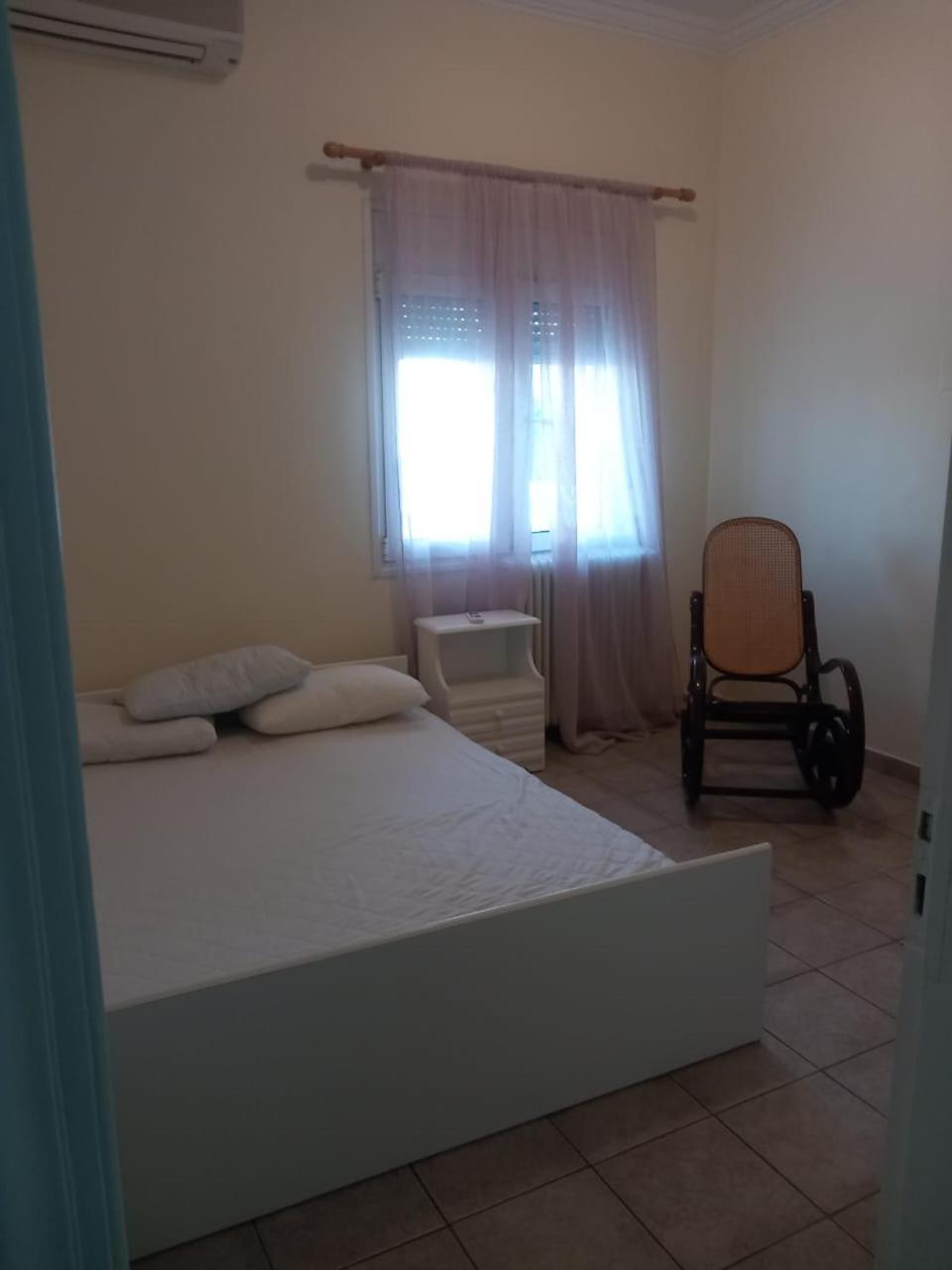 Central Apartments Eretria Bagian luar foto