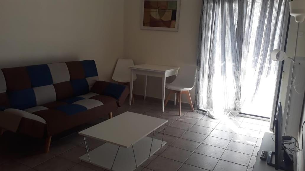 Central Apartments Eretria Bagian luar foto