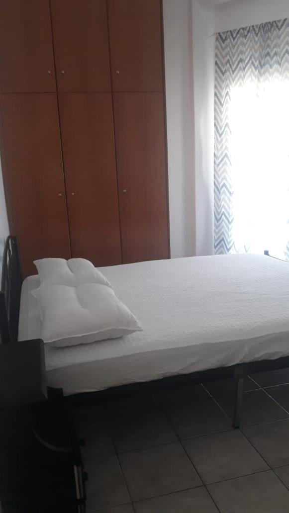 Central Apartments Eretria Bagian luar foto