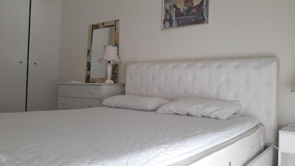 Central Apartments Eretria Bagian luar foto