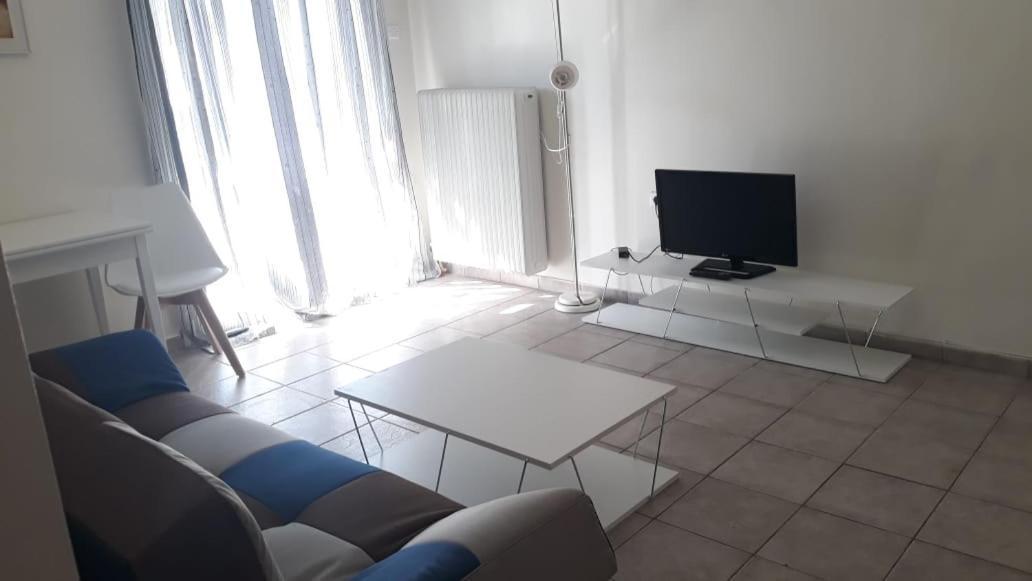 Central Apartments Eretria Bagian luar foto