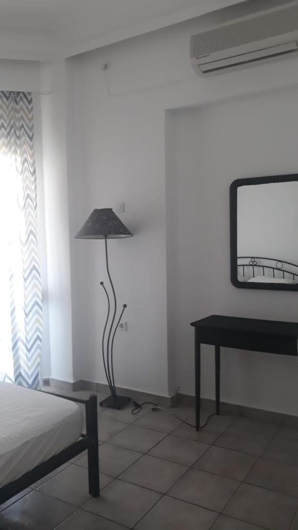 Central Apartments Eretria Bagian luar foto