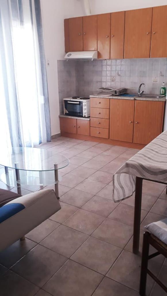Central Apartments Eretria Bagian luar foto