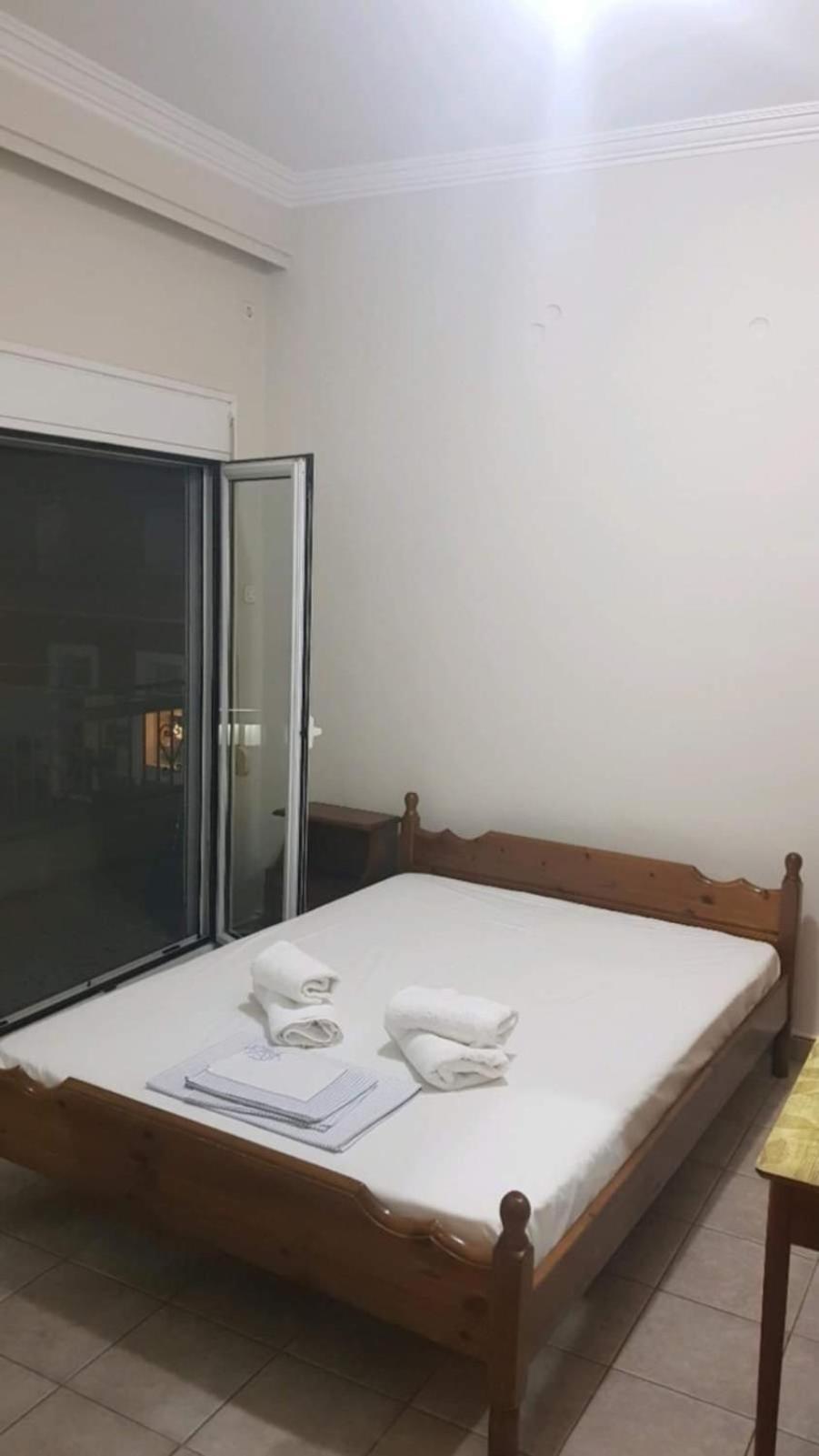 Central Apartments Eretria Bagian luar foto