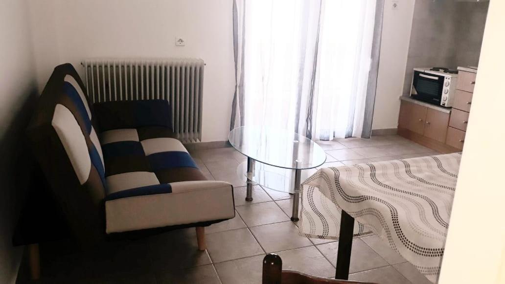 Central Apartments Eretria Bagian luar foto