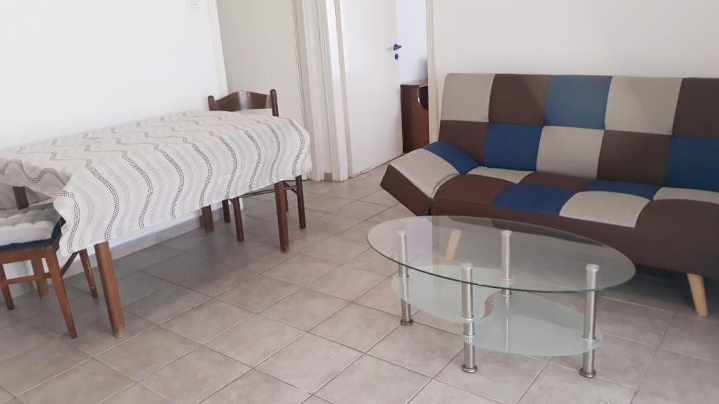Central Apartments Eretria Bagian luar foto